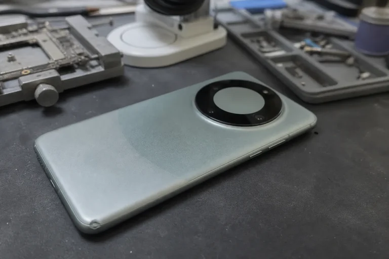 Mate 60 Pro 跌落后不开机：机械损伤与数据路径分离评估设备工作台静物图